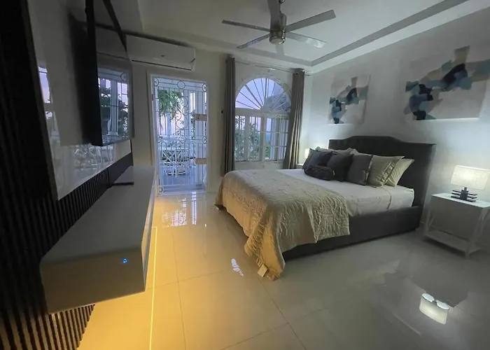 Tropical Escape - 5 Min Walk To Ochi & Nearby Hotspots Apartamento