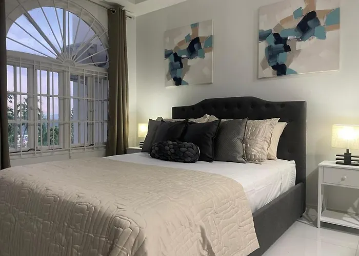 Tropical Escape - 5 Min Walk To Ochi & Nearby Hotspots *