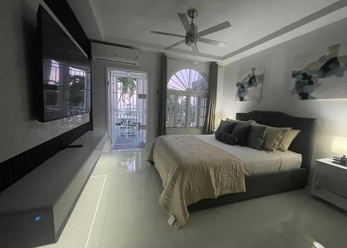 Apartamento Tropical Escape - 5 Min Walk To Ochi & Nearby Hotspots *