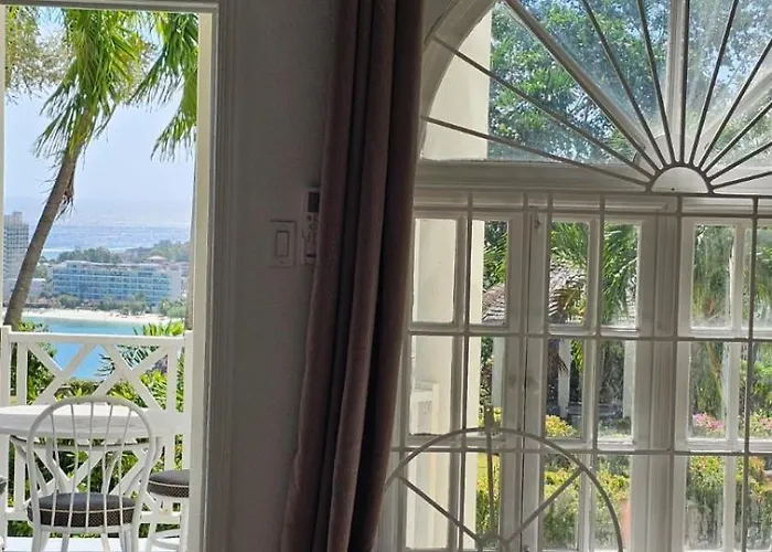Tropical Escape - 5 Min Walk To Ochi & Nearby Hotspots