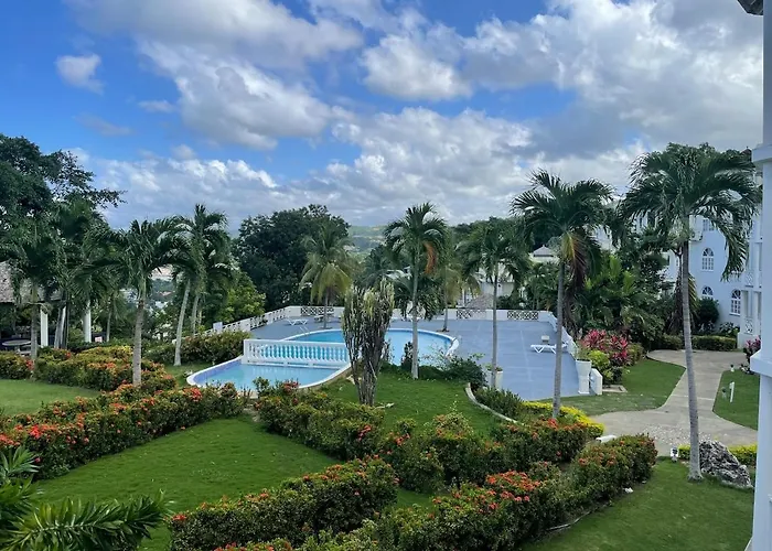 Tropical Escape - 5 Min Walk To Ochi & Nearby Hotspots *