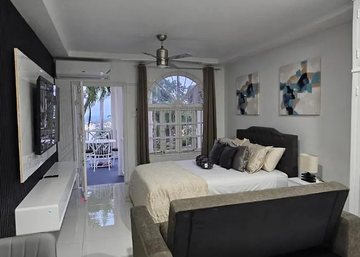 Tropical Escape - 5 Min Walk To Ochi & Nearby Hotspots *