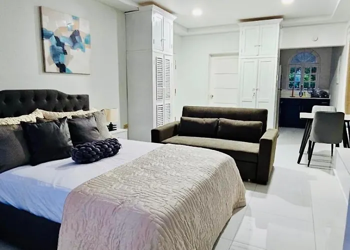 Tropical Escape - 5 Min Walk To Ochi & Nearby Hotspots *